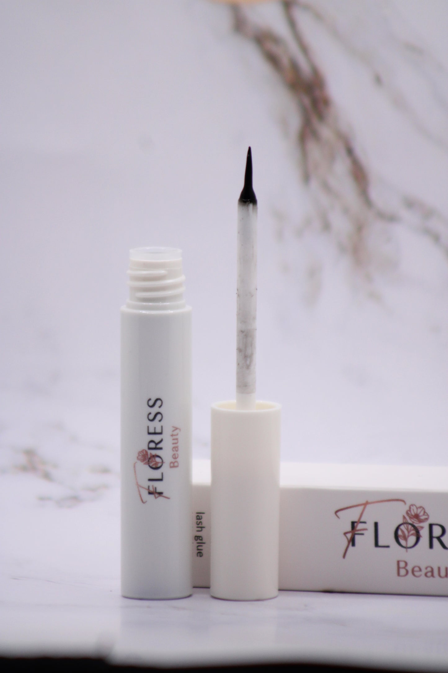 Floress Lash Glue - Professional Eyelash Adhesive for Secure Hold and Natural Look