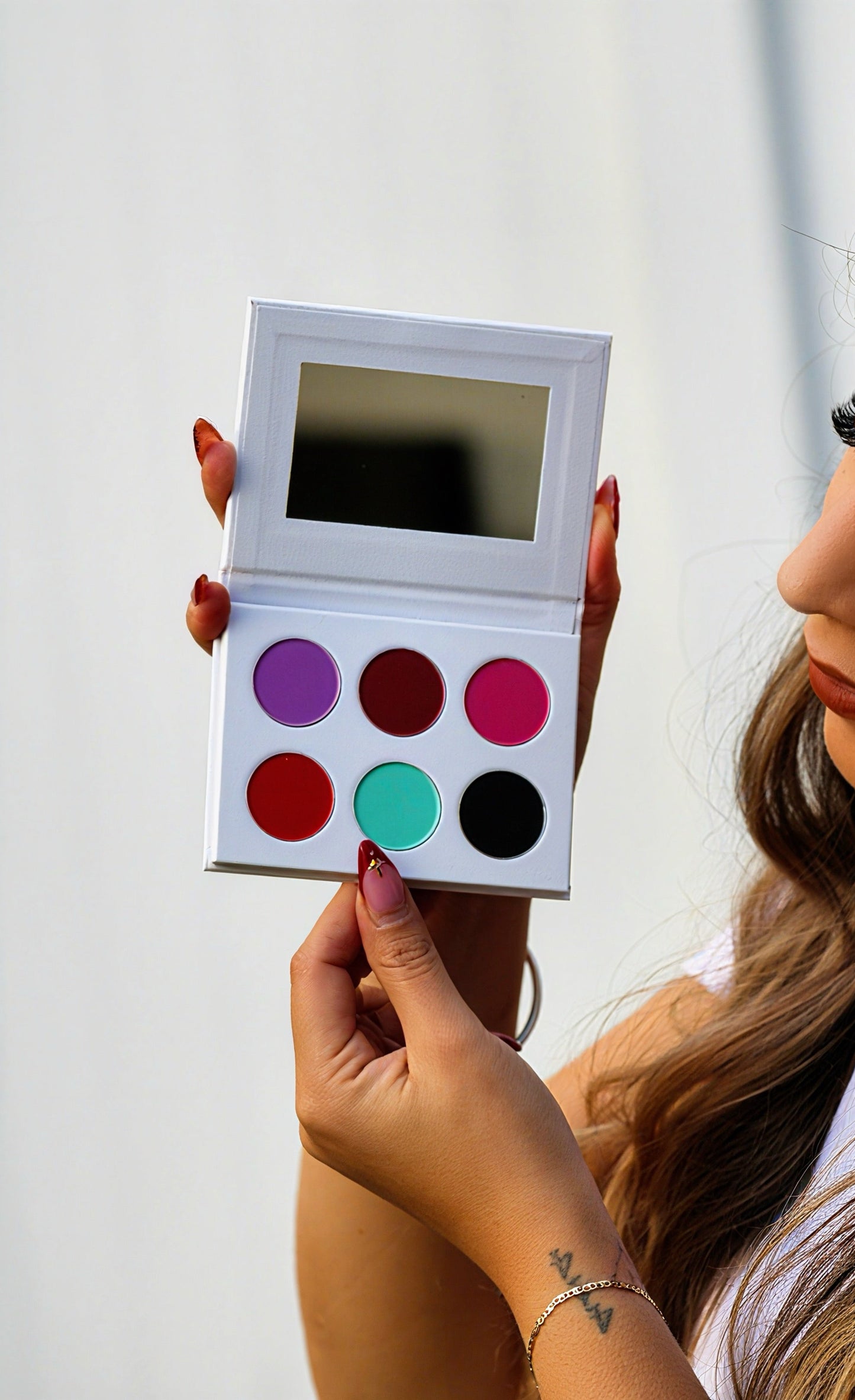 Floress Eyeshadow Palette - Vibrant Multicolor
Shades for Bold Eye Makeup Looks